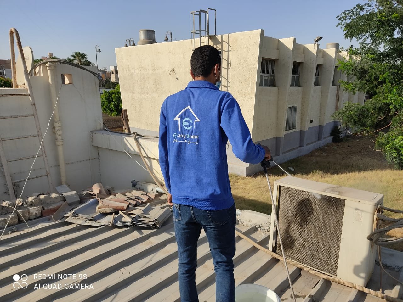 تنظيف مجلس رجال بالبخار وإزالة أتربة الزوايا