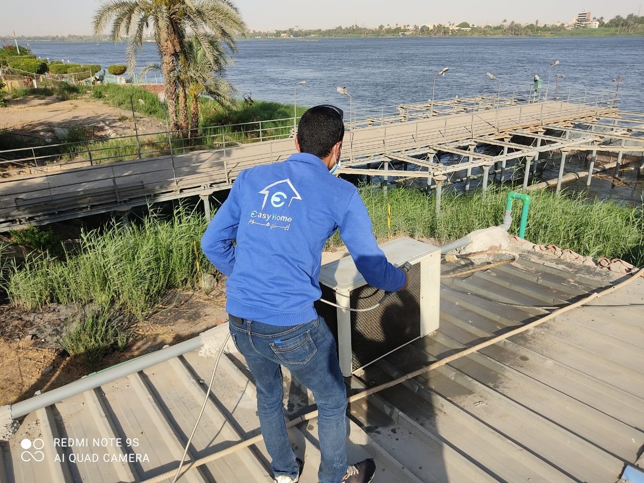 غسيل الوحدة الخارجية لمكيف سبليت بماء الضغط