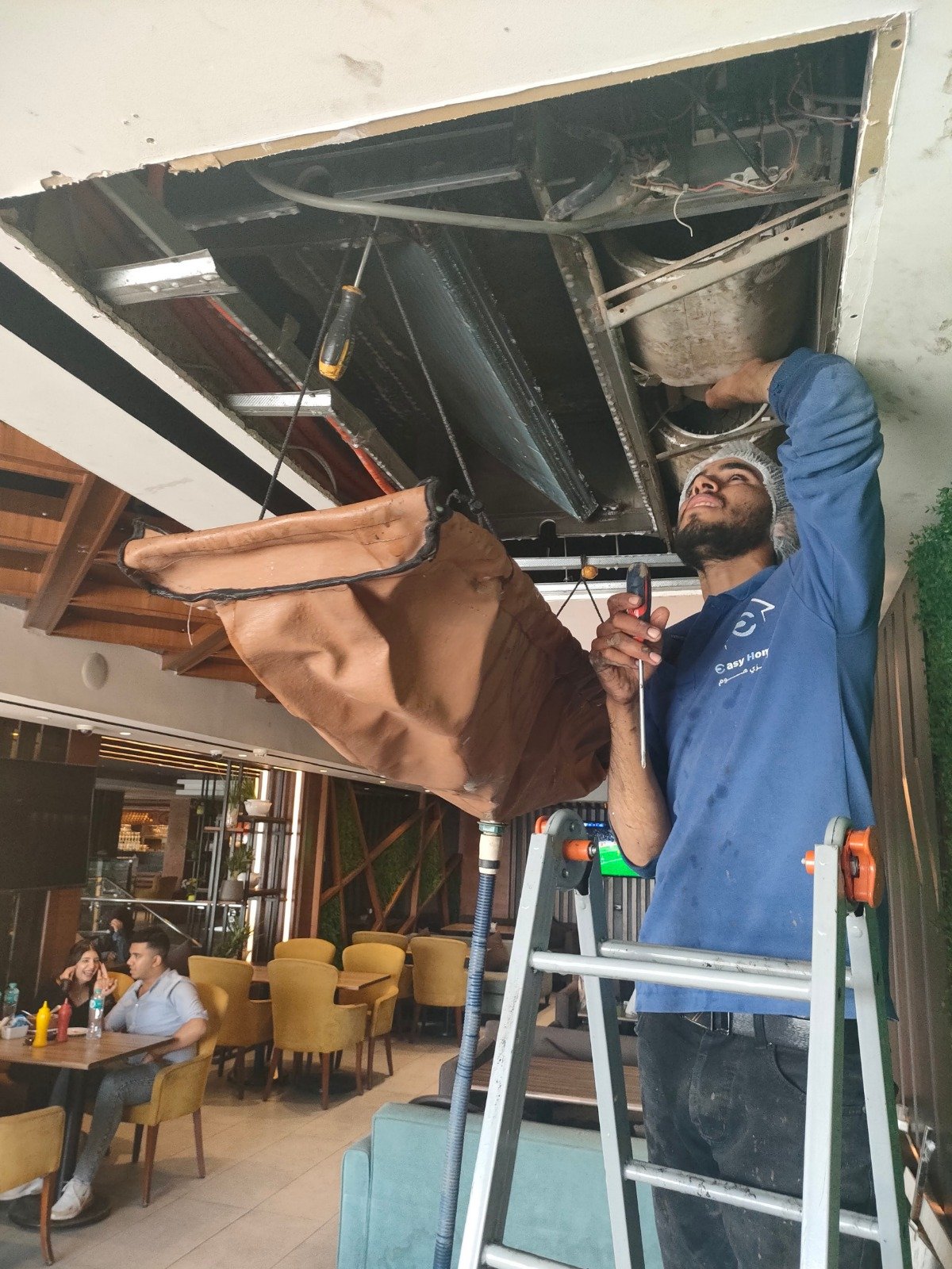 غسيل وتنظيف طقم كنب قماشي بأجهزة الشفط البخاري