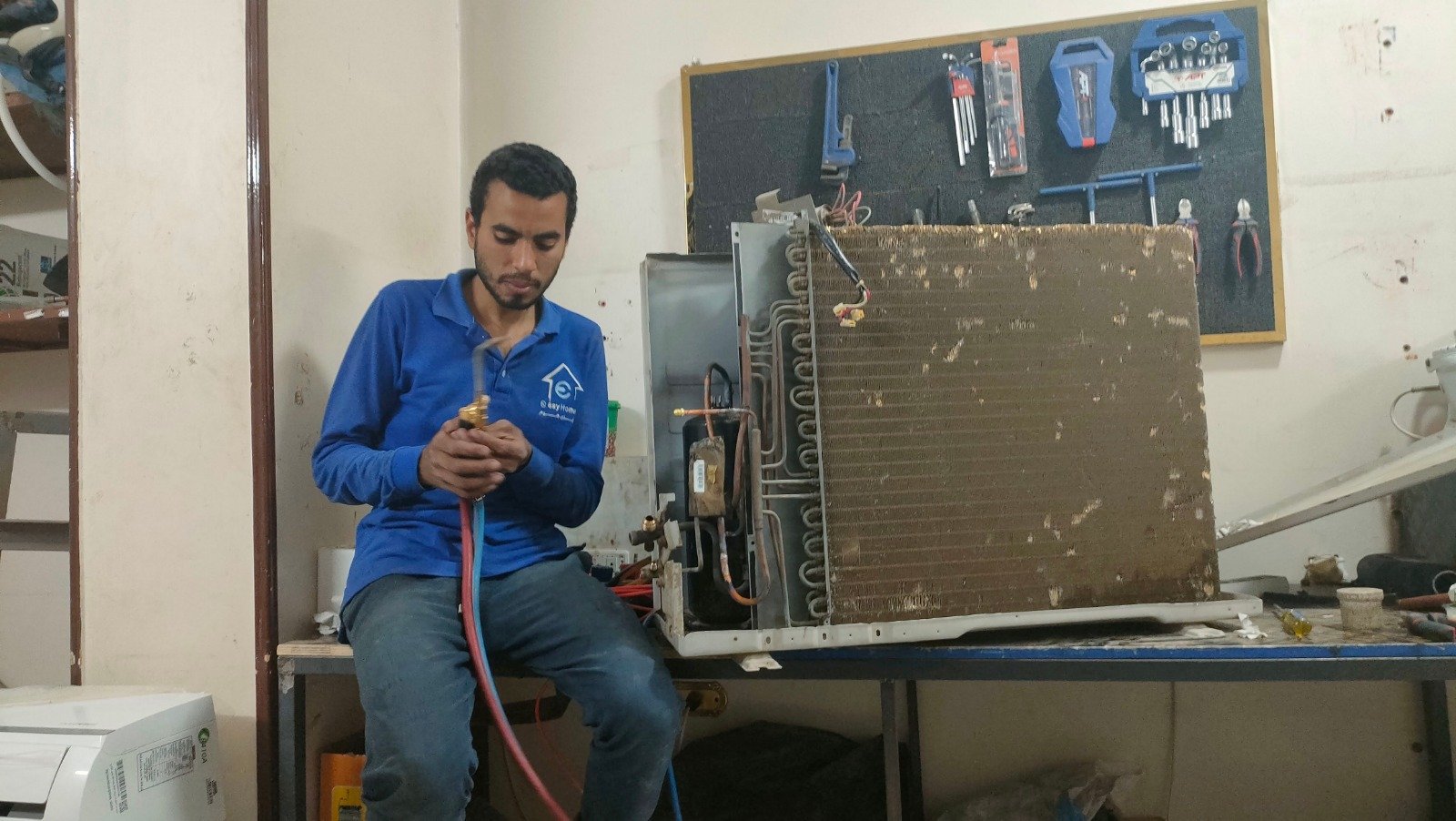غسيل وتنظيف كنب جلد ومجالس بفرشاة مخصصة
